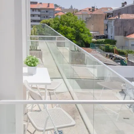Liiiving In - Crystal Palace Apartment *