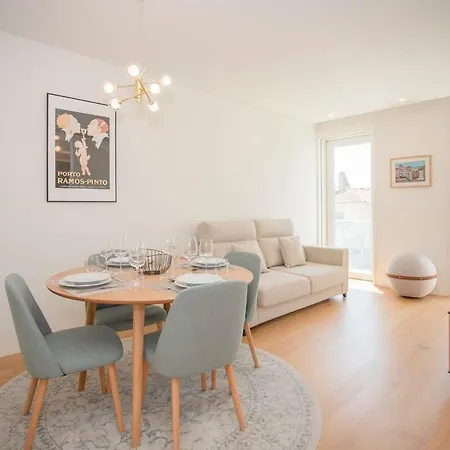 Liiiving In - Crystal Palace Apartment *
